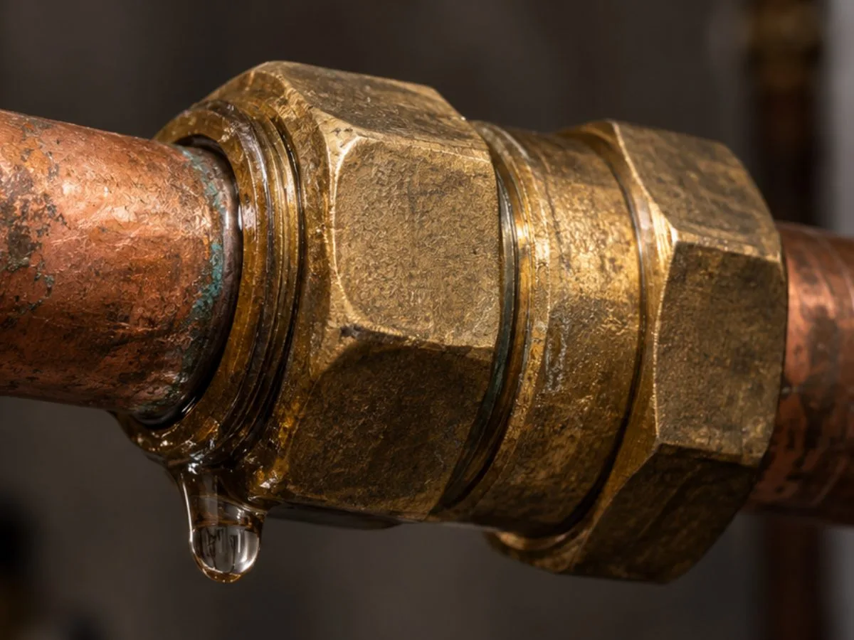 Copper pipe fitting with a water drop